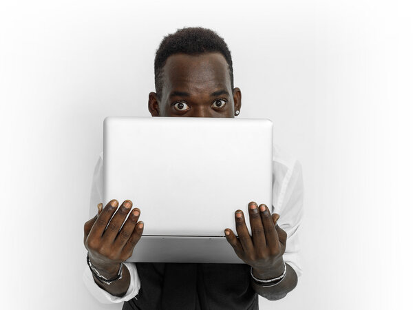 Портрет бизнесмена, скрывающийся за ноутбуком
