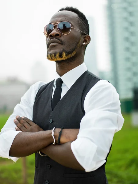 Retrato de hombre de negocios en la ciudad con chaleco y sunglasse —  Fotos de Stock