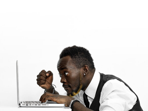 Портрет бизнесмена в ожидании хороших новостей, глядя на lapt
