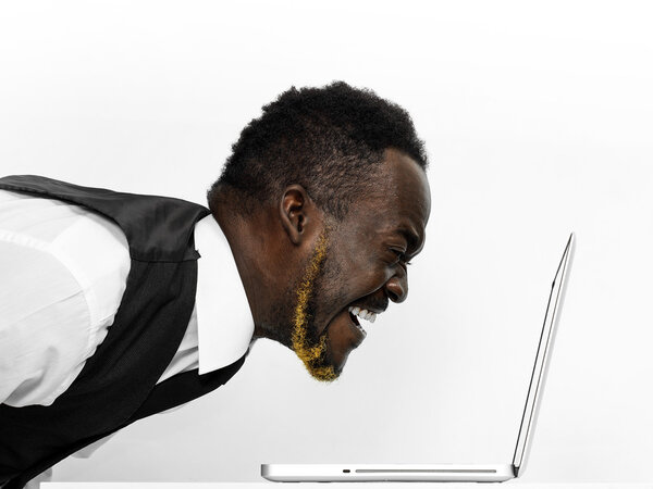 Портрет бизнесмена, смеющийся над ноутбуком
