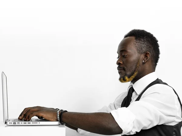 Ritratto uomo d'affari scrittura sul computer portatile — Foto Stock