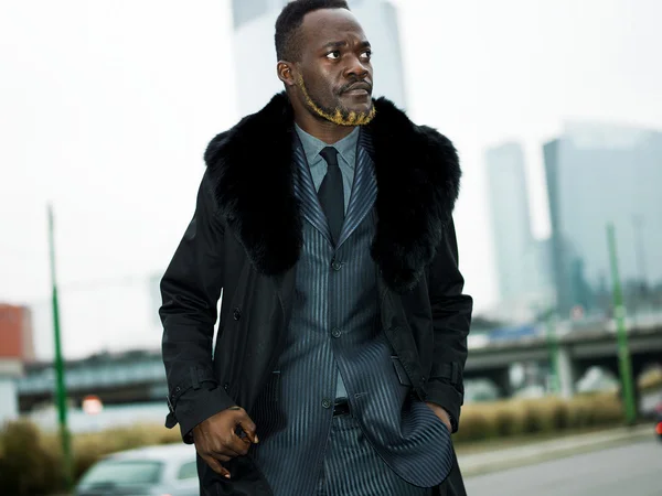 Beau portrait d'homme d'affaires africain marchant dans la ville — Photo