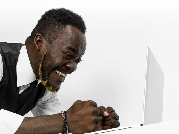 Счастливый и довольный бизнесмен, глядя на новости в Интернете — стоковое фото