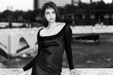 Güzel kız portre Skopje tek renkli Vardar Nehri yakınında