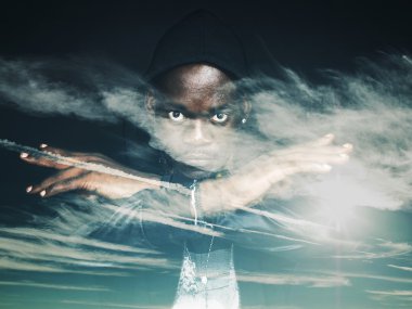 Adam el hareketi ve hoodie ve cloudsca çift pozlama