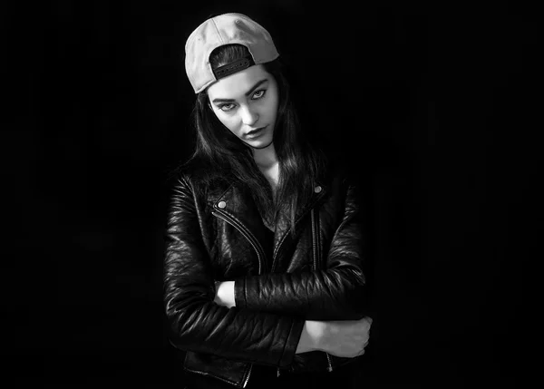 Hermoso retrato de niña con chaqueta de cuero y gorra de cesta mo — Foto de Stock