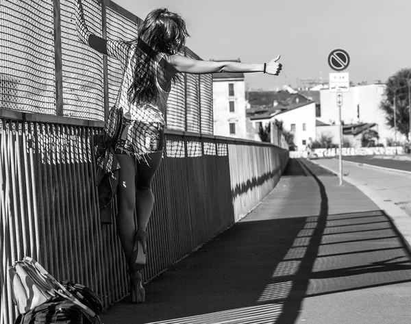 Belo retrato de caroneiro na cidade preto e branco — Fotografia de Stock