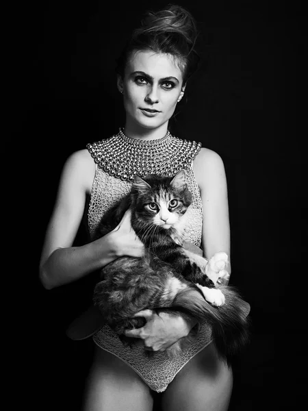 Frauenporträt trägt Dessous und hält süßes Kätzchen-Monochro — Stockfoto