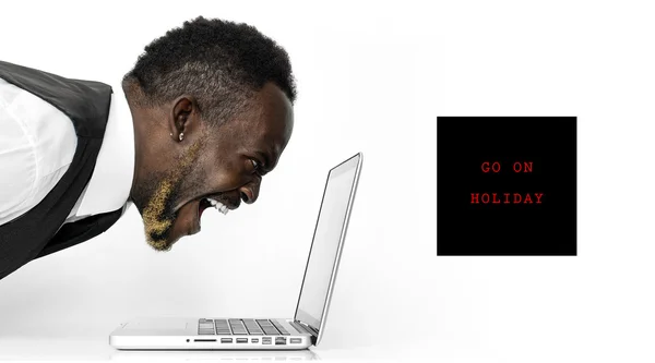 Hombre de negocios enojado retrato gritando a la computadora portátil en necesidad de vacaciones — Foto de Stock