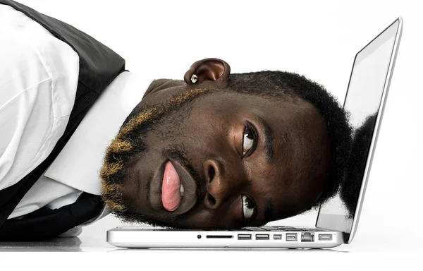 Vértes laptop dolgozik kimerült afrikai üzletember-portré — Stock Fotó