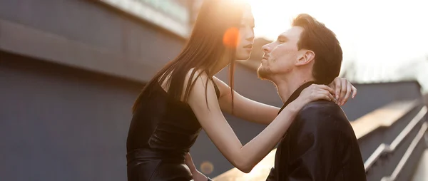 Hermosa pareja en el buzón de luz solar —  Fotos de Stock