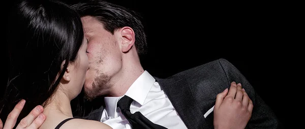 Affärsman och modell par kysser varandra letterbox — Stockfoto