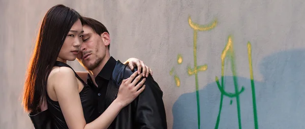 Uomo ritratto abbracciare fidanzata nella cassetta delle lettere della città — Foto Stock