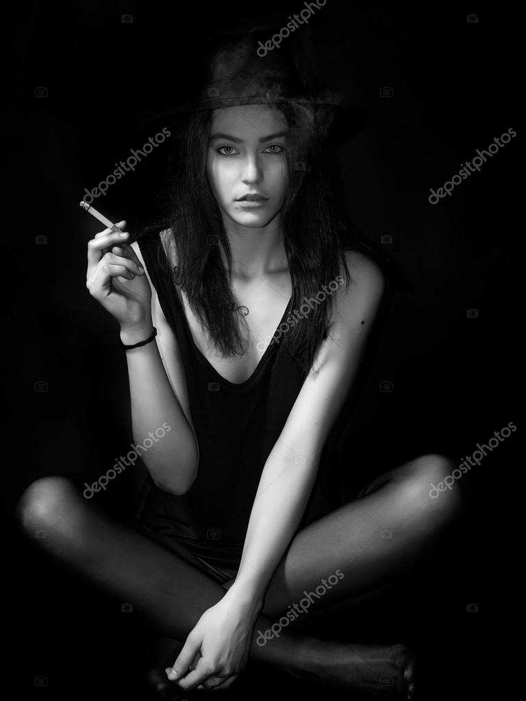 Портрет девушки, сидящей и курящей. стоковое фото ©patronestaff 96685044
