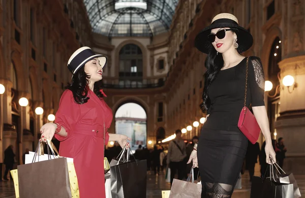 Beautiful women portrait doing shopping in the city — Stock Photo, Image
