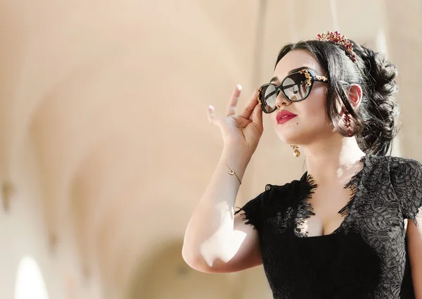 Retrato de mujer bonita en la ciudad quitándose las gafas de sol — Foto de Stock