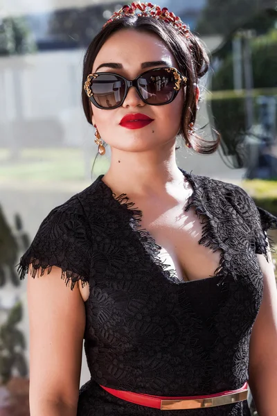 Mooie vrouw portret dragen zonnebril en rode lippenstift — Stockfoto