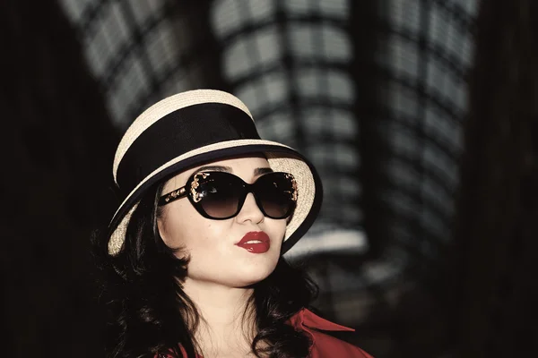 Retrato vintage de mulher bonita usando chapéu e óculos de sol — Fotografia de Stock
