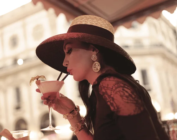 Hermoso retrato vintage de mujer bebiendo cóctel — Foto de Stock