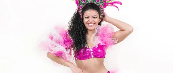 Mooie samba danseres draagt roze kostuum en poseren brievenbus — Stockfoto