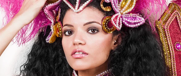 Beautiful samba dancer wearing pink costume and looking letterbo — Stock Photo, Image