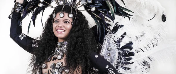 Hermosa bailarina de samba vestida con trajes tradicionales en blanco y negro —  Fotos de Stock