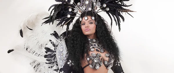 Geleneksel siyah kostüm mektup giyen samba dansçısı — Stok fotoğraf