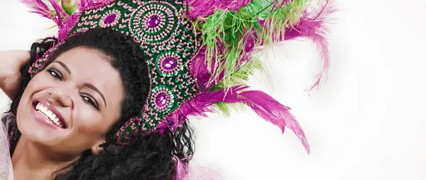 Bailarina de samba vestida con traje rosa y buzón sonriente — Foto de Stock