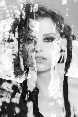 Kız ve soyut su siyah ve beyaz çift pozlama