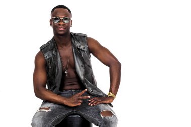 Güneş gözlüğü takıyor ve V giriş yaparken oturup Afrika adam