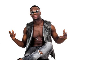 Afrika yakışıklı oturma portre ve el hareketi