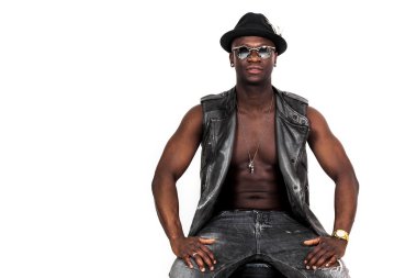 Şapka ve güneş gözlüğü ve sit Afrika yakışıklı portre