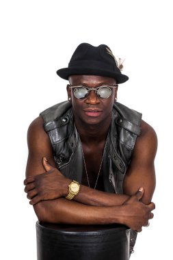 Şapka ve güneş gözlüğü takan Afrikalı yakışıklı portre