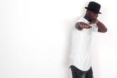 Gömlek ve şapka giyen ve gesturin Afrika yakışıklı portre