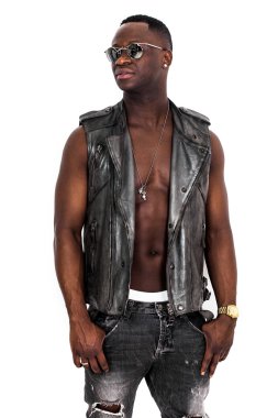 Afrika yakışıklı portre ceplerinde başparmak ile