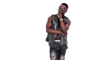 Yakışıklı ve kendine güvenen Afrika adam portre düşünme somet hakkında