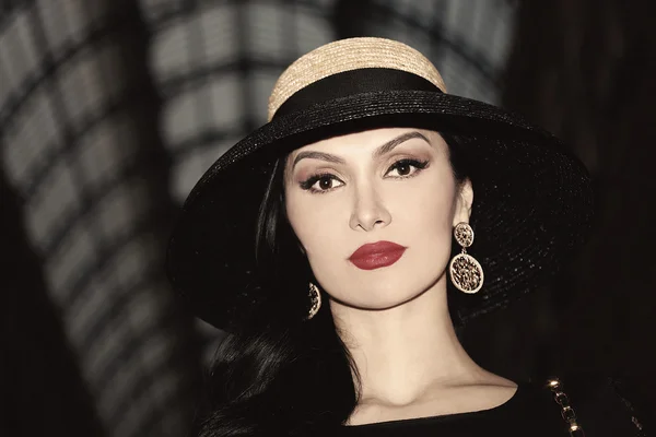 Magnifique portrait de femme portant chapeau et rouge à lèvres — Photo