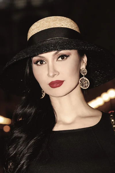 Hermoso retrato de mujer con lápiz labial rojo y sombrero — Foto de Stock