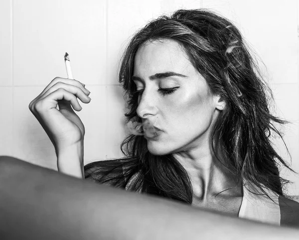 Belle femme portrait fumer cigarette noir et blanc — Photo