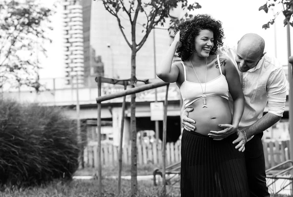 Alegre e belo casal esperando bebê preto e branco — Fotografia de Stock