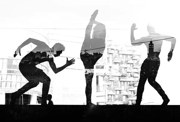 Подвійна експозиція силуетів танцюристів та міського горизонту монохро — стокове фото