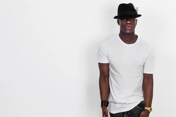 Gutaussehender und cooler afrikanischer Mann mit Hemd und Hut — Stockfoto