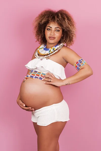 Pembe arka plan gülümseyen güzel hamile kadın portre — Stok fotoğraf