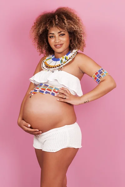 Bella donna incinta ritratto sorridente — Foto Stock