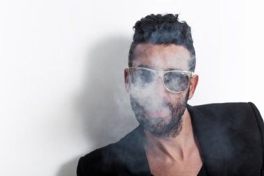 Güneş gözlüğü takıyor ve sigara yakışıklı adam portresi