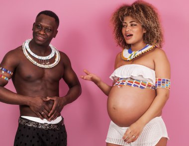 Komik çift portre bekliyor bebek