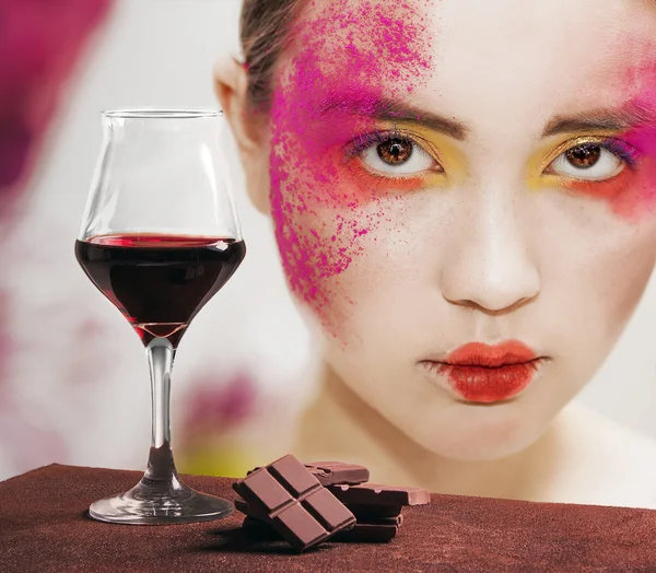 Vino tinto y chocolate con retrato de niña con makeu colorido — Foto de Stock