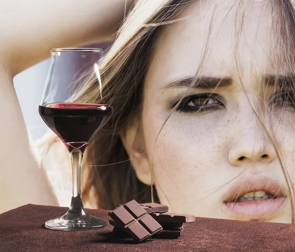 Copa de vino tinto y chocolate con hermosa chica primer plano retrato — Foto de Stock