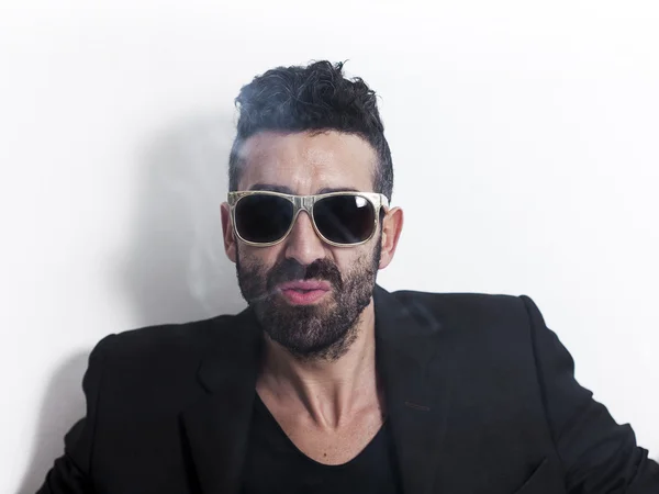 Hombre guapo retrato fumar y usar gafas de sol —  Fotos de Stock