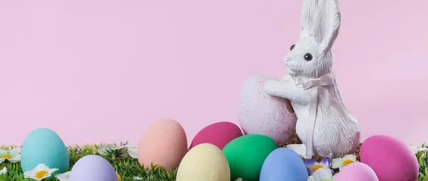 Komposisi Paskah telur dicat dan kotak surat kelinci — Stok Foto